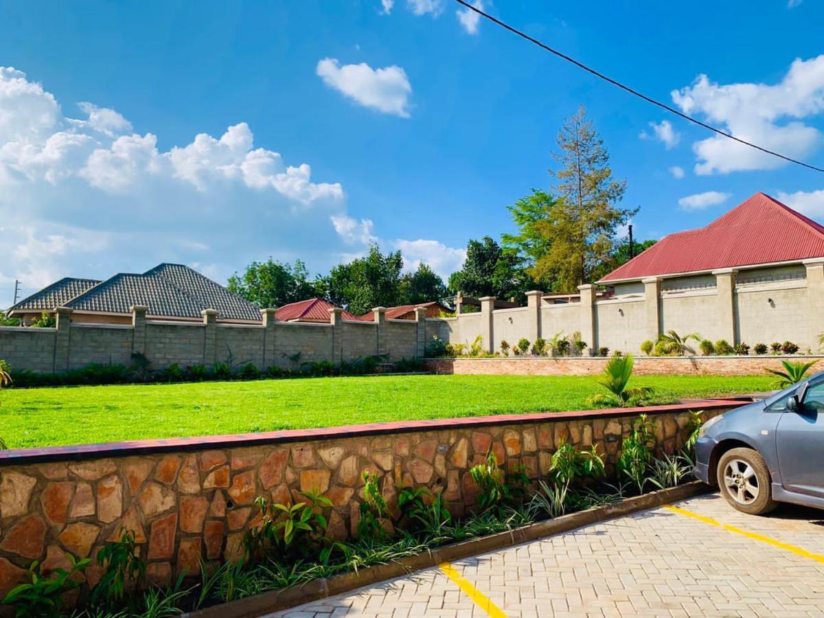 Golden Castle Hotel Hoima Екстер'єр фото