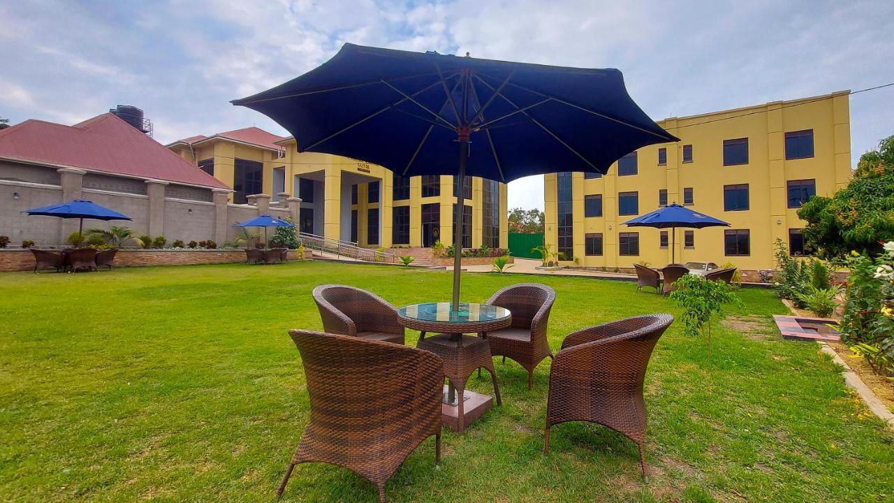 Golden Castle Hotel Hoima Екстер'єр фото