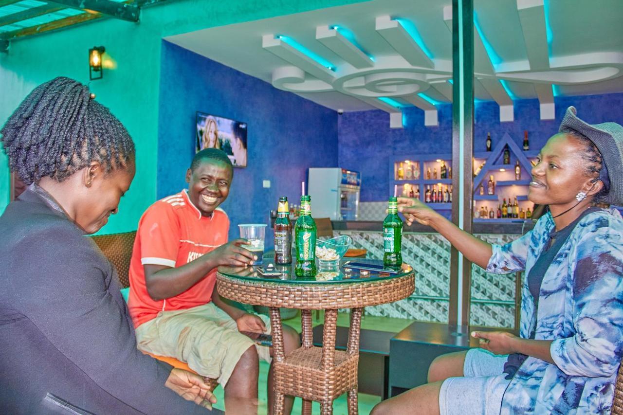 Golden Castle Hotel Hoima Екстер'єр фото