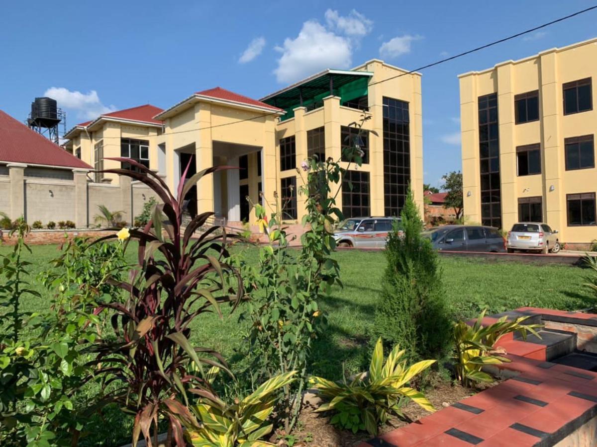 Golden Castle Hotel Hoima Екстер'єр фото
