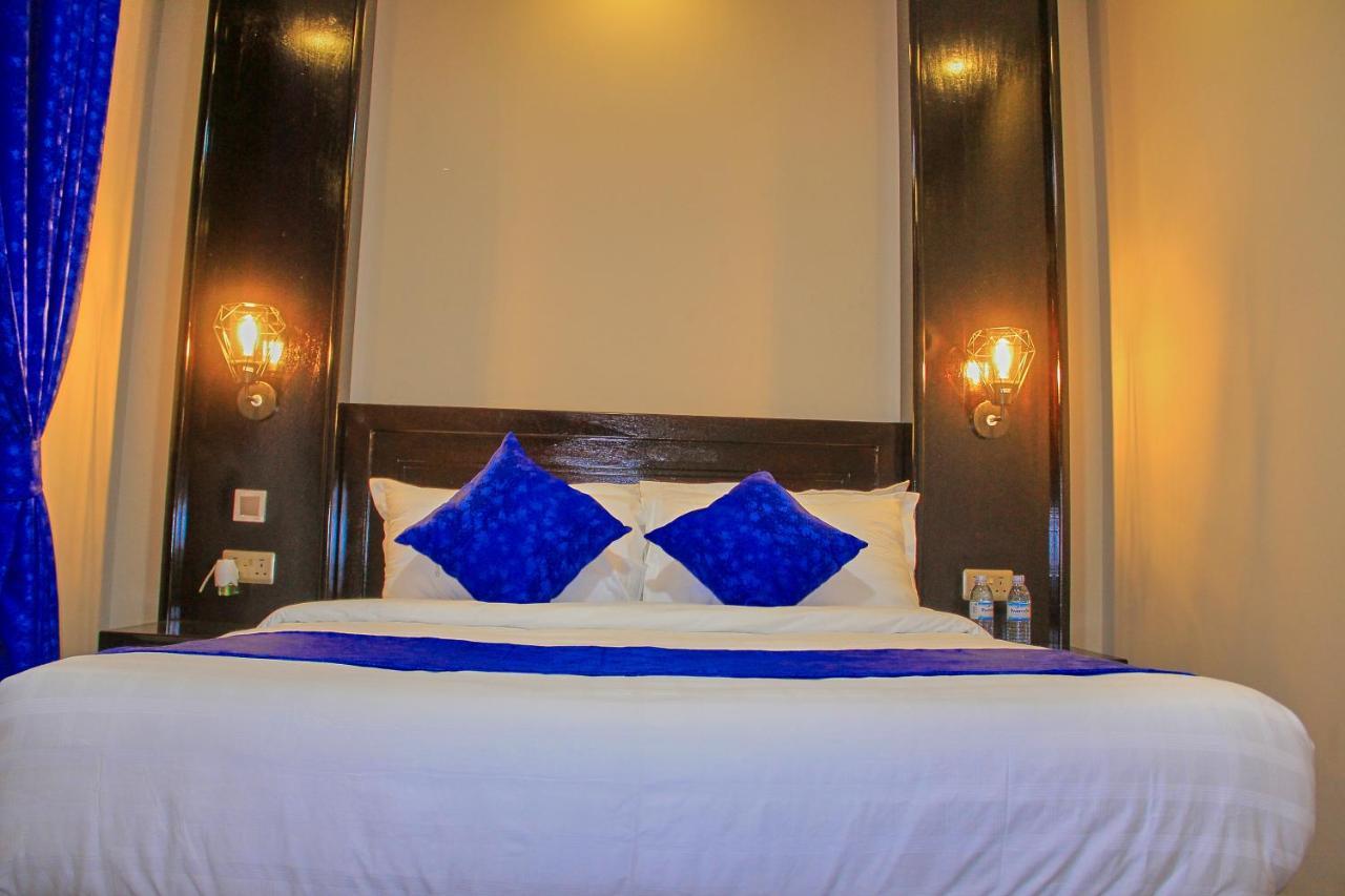 Golden Castle Hotel Hoima Екстер'єр фото