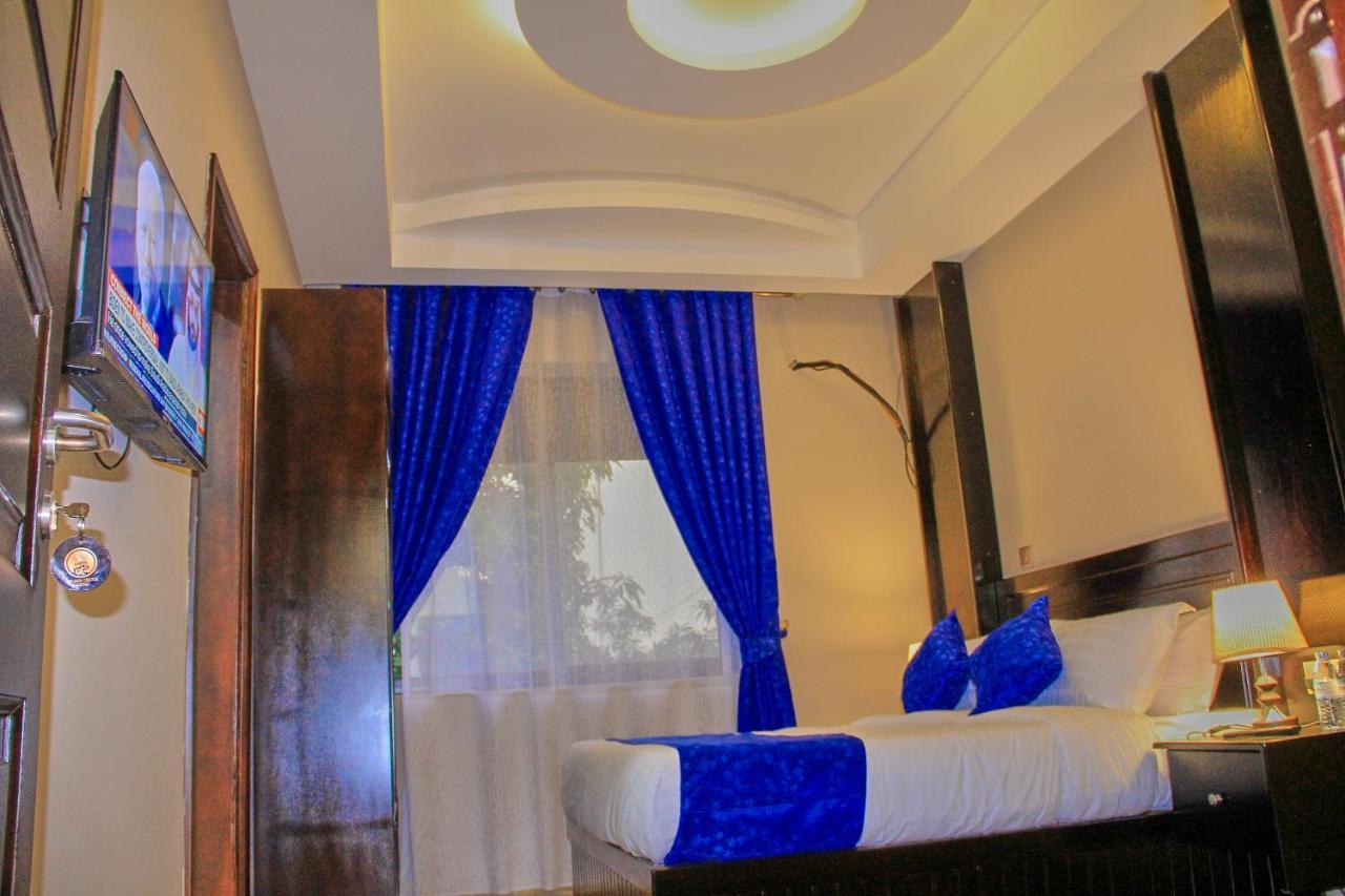 Golden Castle Hotel Hoima Екстер'єр фото