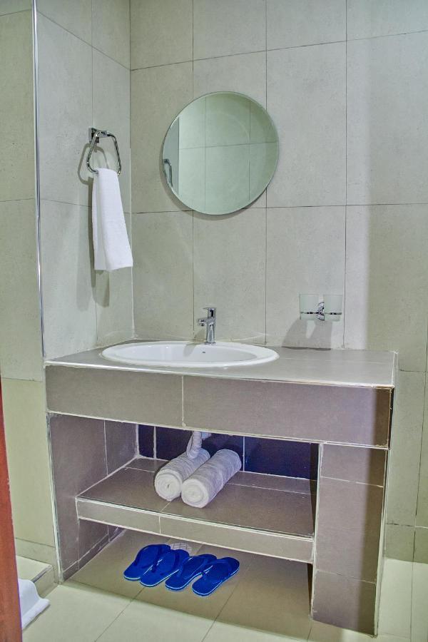 Golden Castle Hotel Hoima Екстер'єр фото