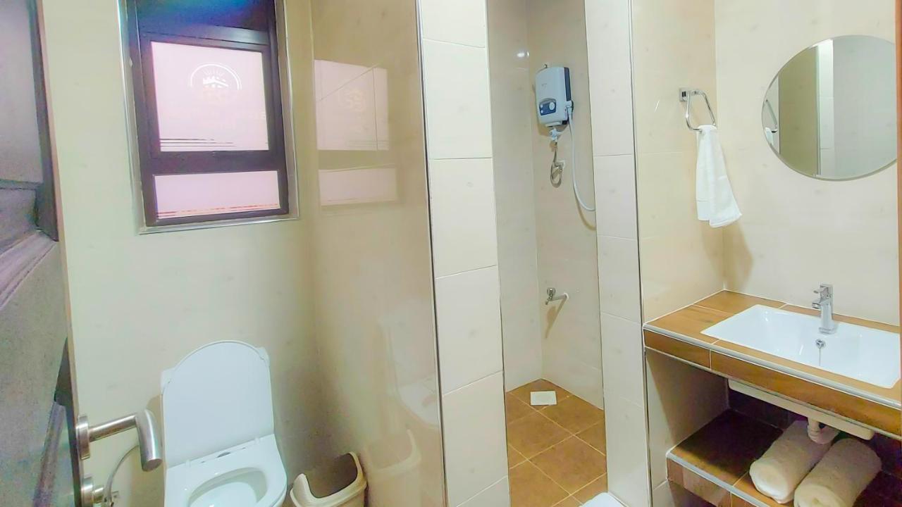 Golden Castle Hotel Hoima Екстер'єр фото