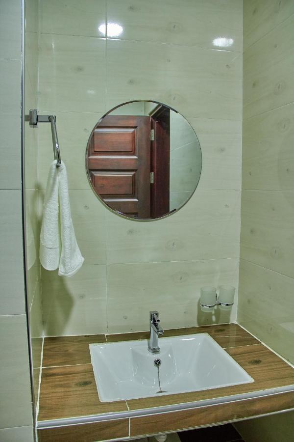 Golden Castle Hotel Hoima Екстер'єр фото