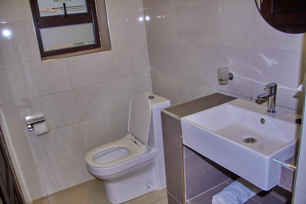 Golden Castle Hotel Hoima Екстер'єр фото